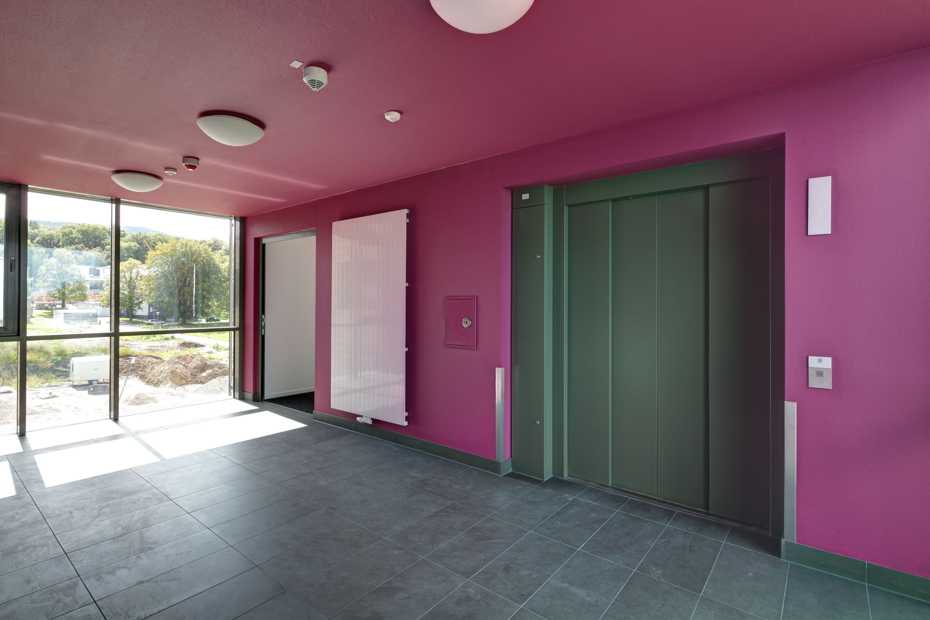 BX_Treppenhaus-Aufzug-pink